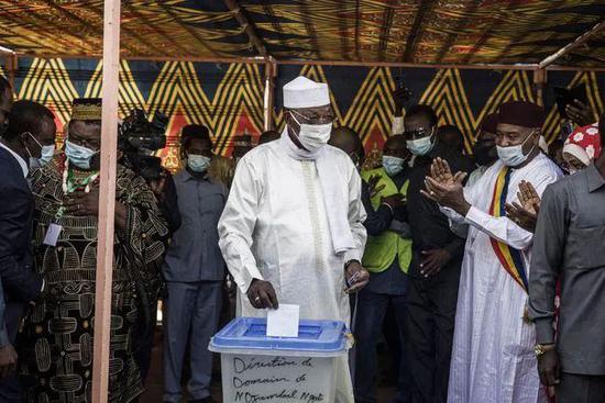 4月11日，代比投下乍得总统选举选票
